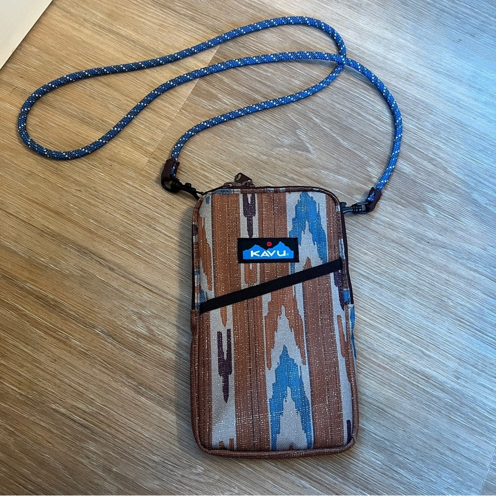 KAVU Essential Case Zip Crossbody Wallet Tumbleweed Ikat